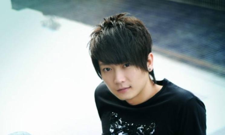 又一劣迹艺人捞金失败！评论翻车、演出遭抵制，官媒锐评戳他心窝