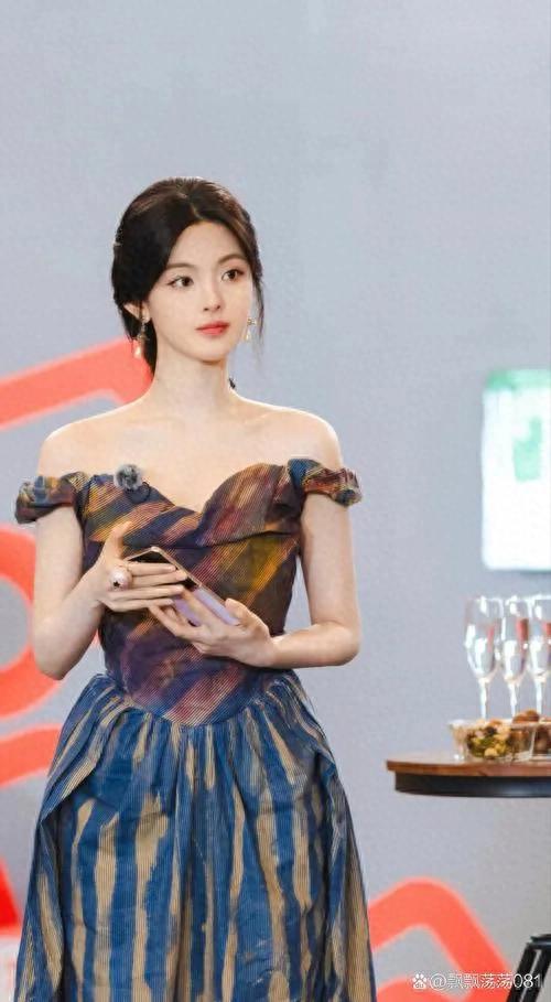 杨超越写真，这身材和脸蛋太迷人了。