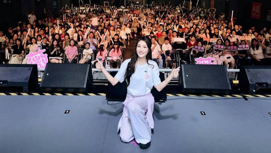 TVB视后台风天举行音乐会，粉丝冒雨支持