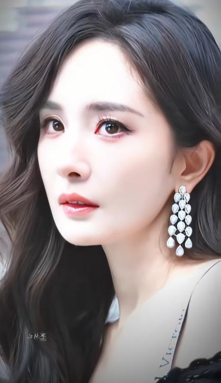 杨幂美国街头惊艳路人,高挑身材驾驭蕾丝裙美成焦点