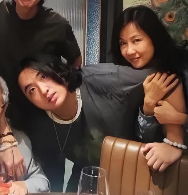 63岁吴镇宇带妻儿与刘兆铭聚餐，新发型年轻20岁，费曼脸瘦了一圈