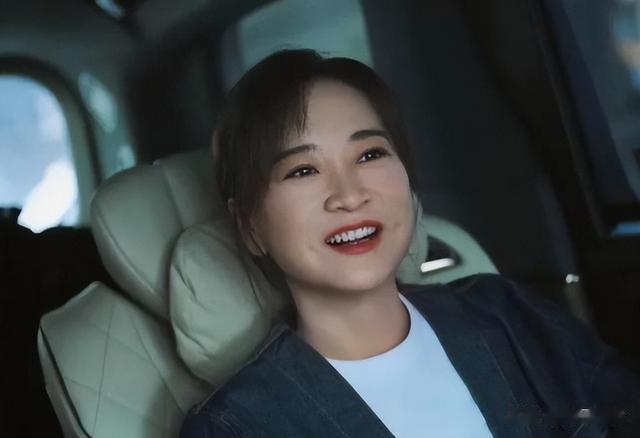 \消失\快1年，贾玲再传新动态，瘦出新高度的她又给内娱上了一课