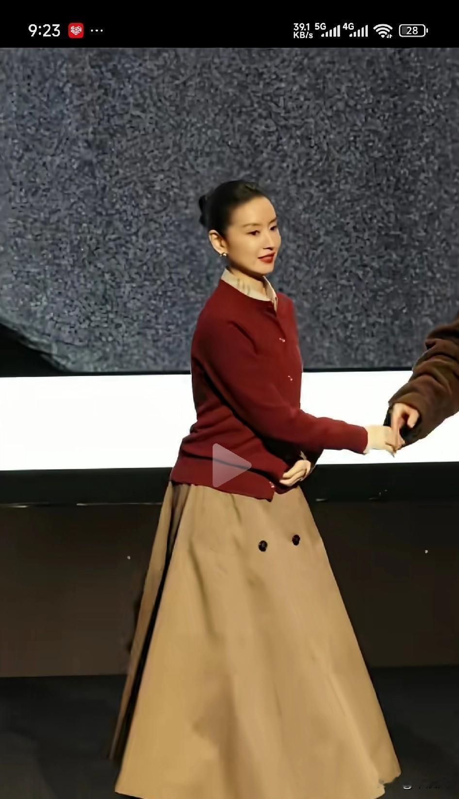 董洁穿毛衣赢晚宴：简约才是最嚣张的气场