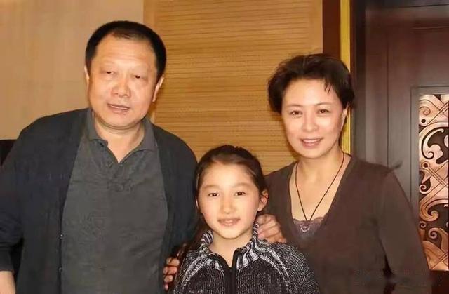 原来他们是夫妻，一见钟情恩爱41年，演完《以法之名》，终于红了