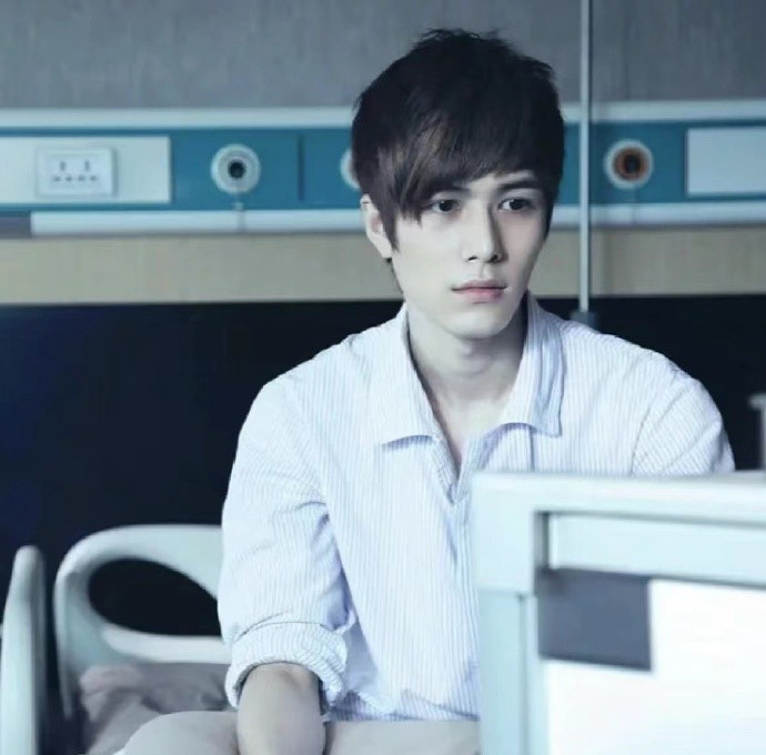 演员陈学冬的坎坷近况：两年历经四次手术，十一部作品遭下架，生活暂陷自理困境