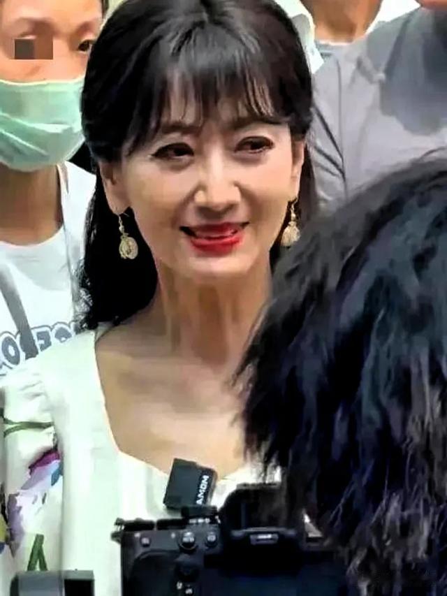 71岁赵雅芝生图太吓人了！厚厚的粉底难掩老态，但还是秒杀同龄人