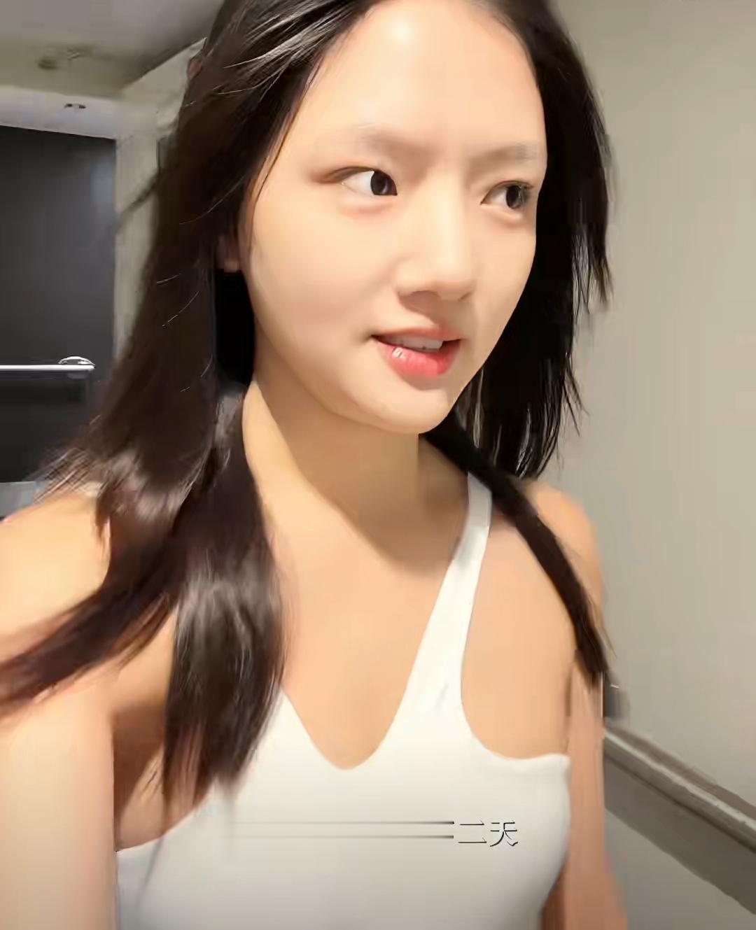 任敏太猛了，生理期第2天穿泳衣南极跳海，网友辣评：无知者无畏