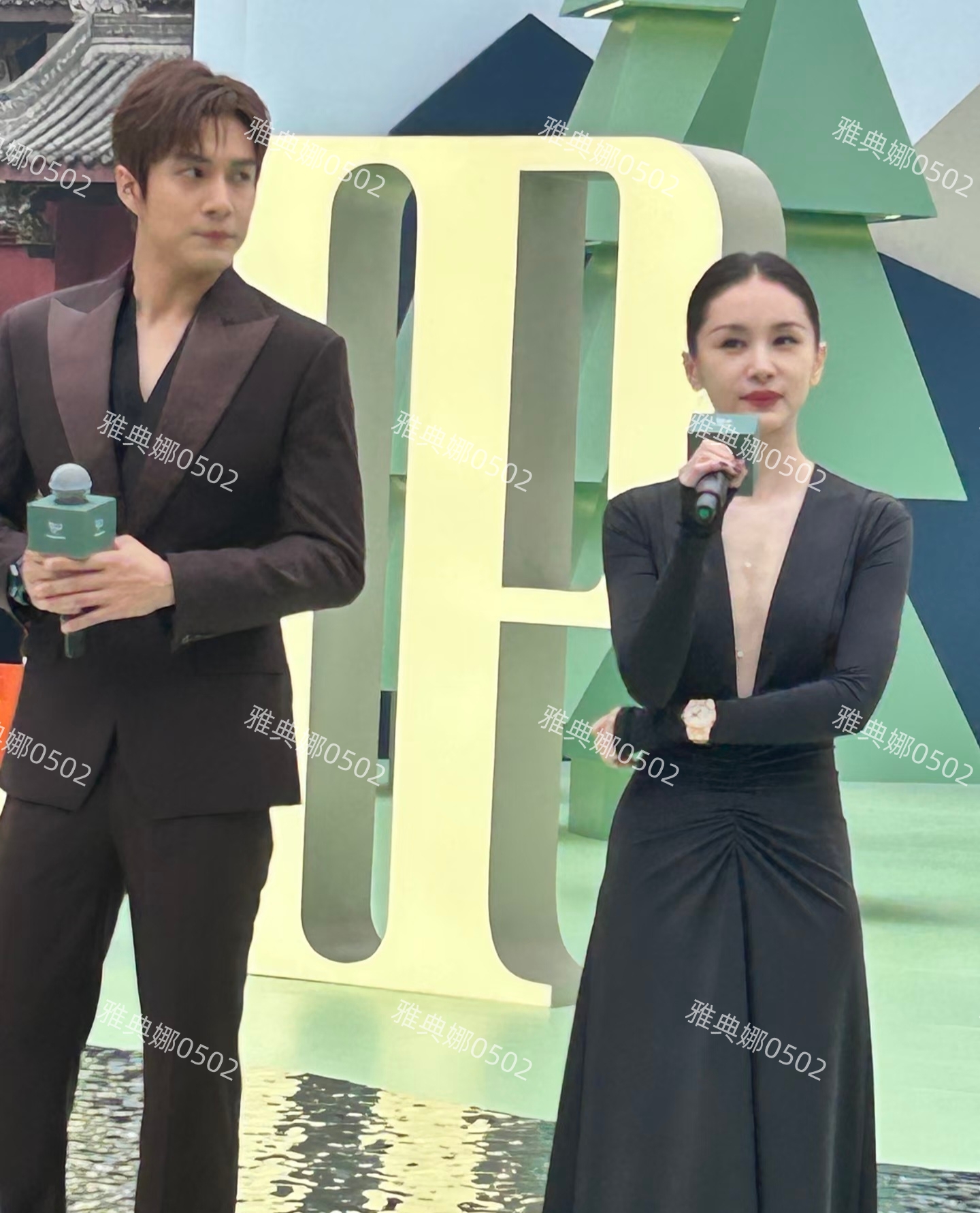 天啊,王子文本人也太娇小了,身材只有薄薄一片瘦瘦一条小小一只