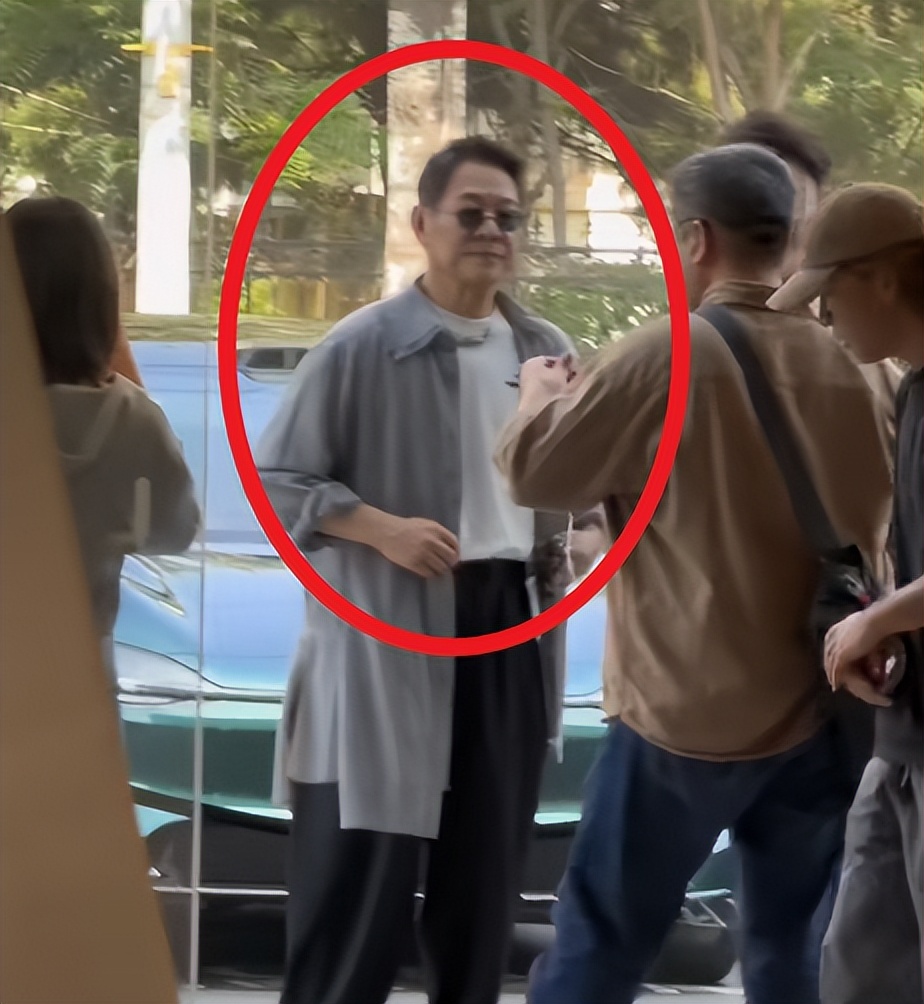 李连杰术后首露面，现身4S店提车，穿粗布衫走飞快，见人多秒垮脸