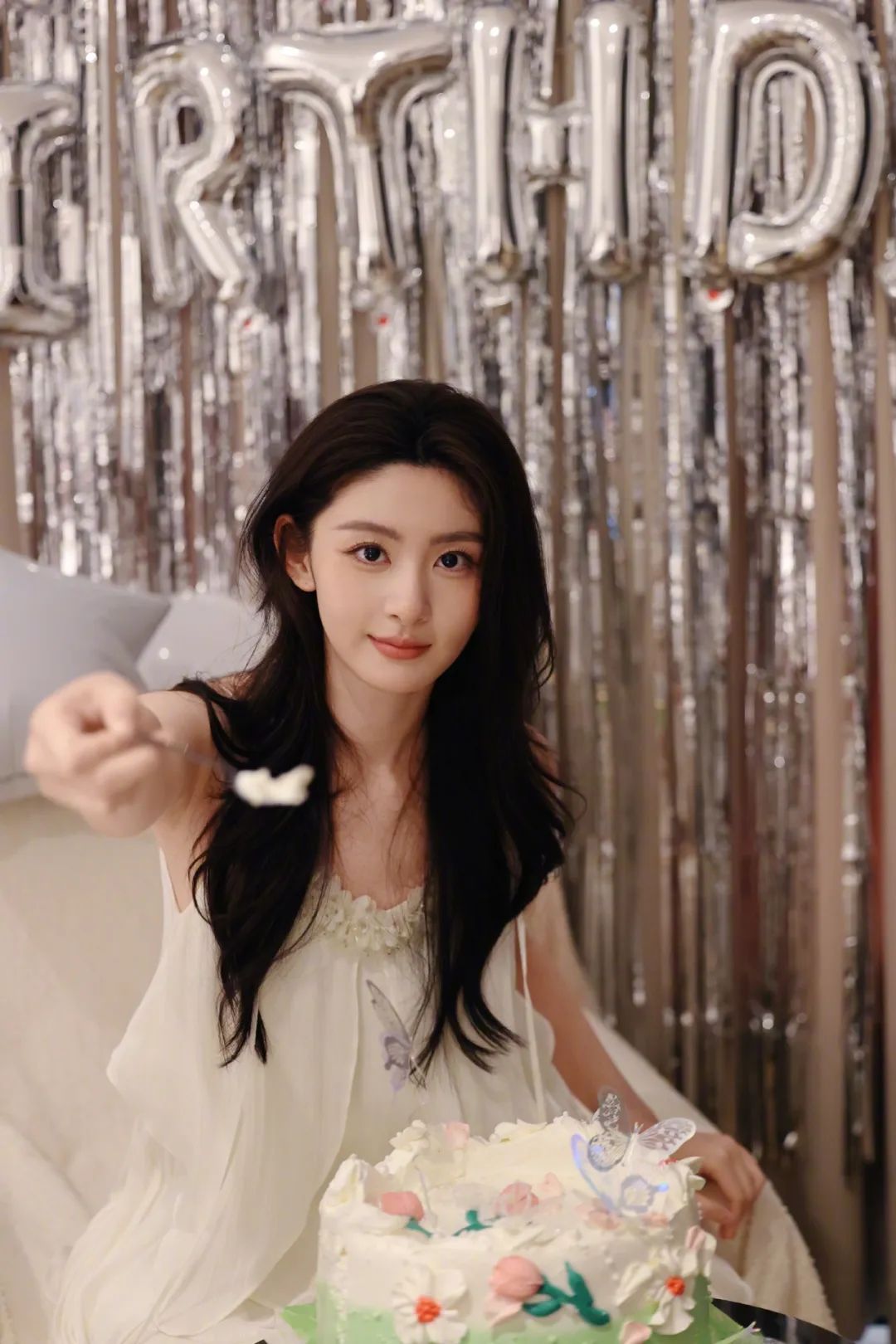 热搜爆了！知名男演员被曝出轨，女星晒出多张照片……多方回应