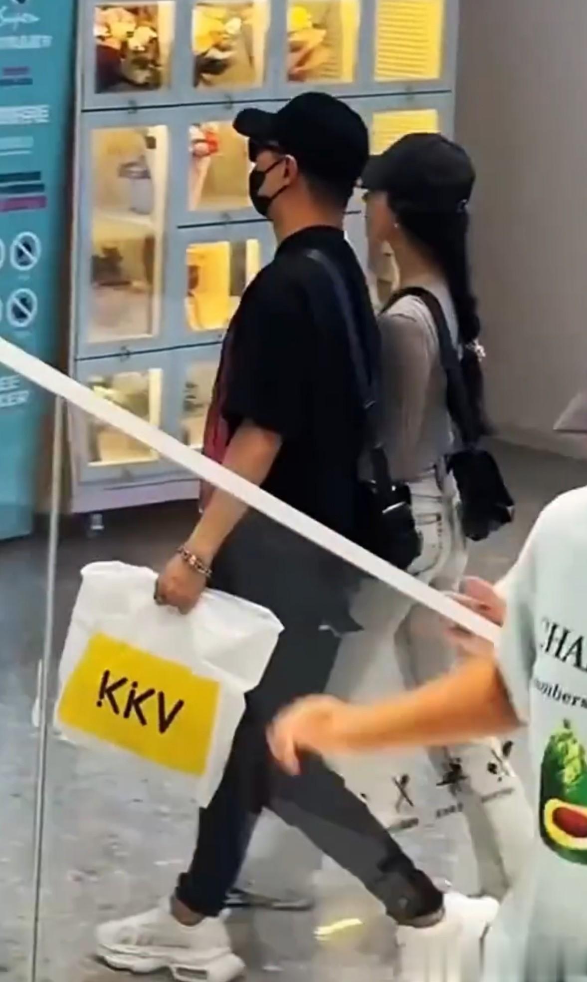 54岁汪峰机场抱着35岁森林北不撒手,恋爱一年仍如连体婴好腻歪