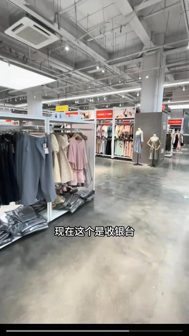 胖都来拆明星横幅！超市空荡冷清，三德子道歉，众明星秒关评论区