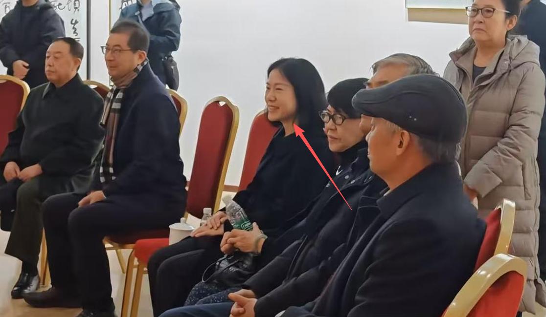 继杨振宁去世不到2月,翁帆首次携76岁妈妈亮相,一个细节惹争议