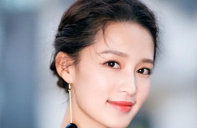 何冰，道出了李沁“强捧不红”的真相，她给圈内女演员提了个醒