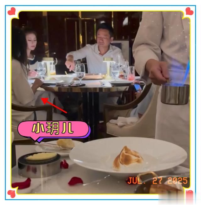 汪小菲一家高档餐厅吃饭被偶遇，玥儿坐姿像大S，箖箖一直玩手机