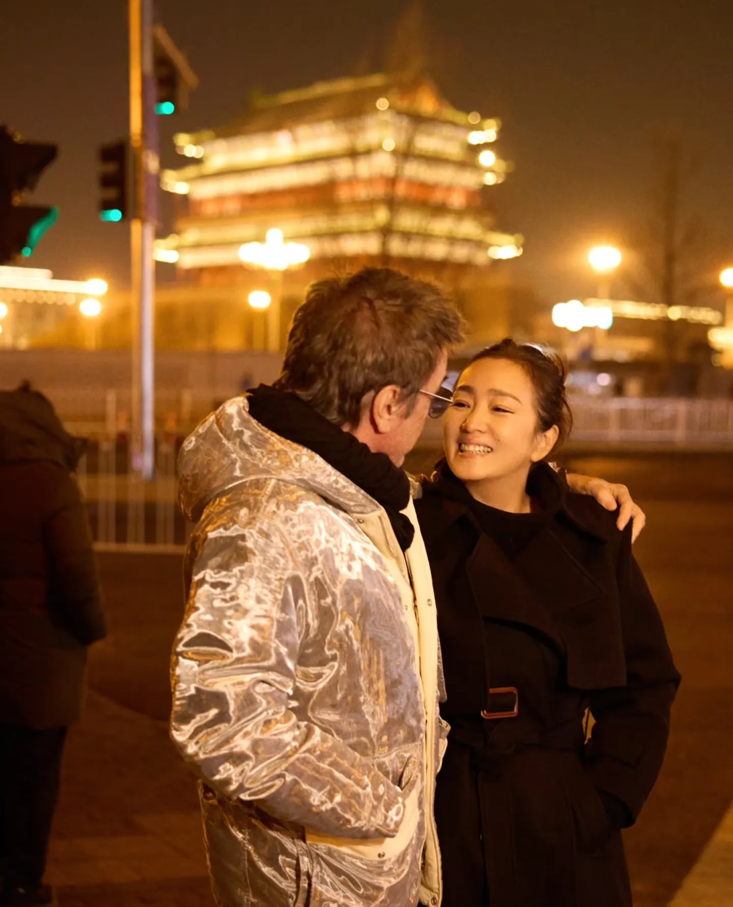 巩俐挽着老公逛北京，59岁拥有紧致小脸，77岁老公更是帅得离谱