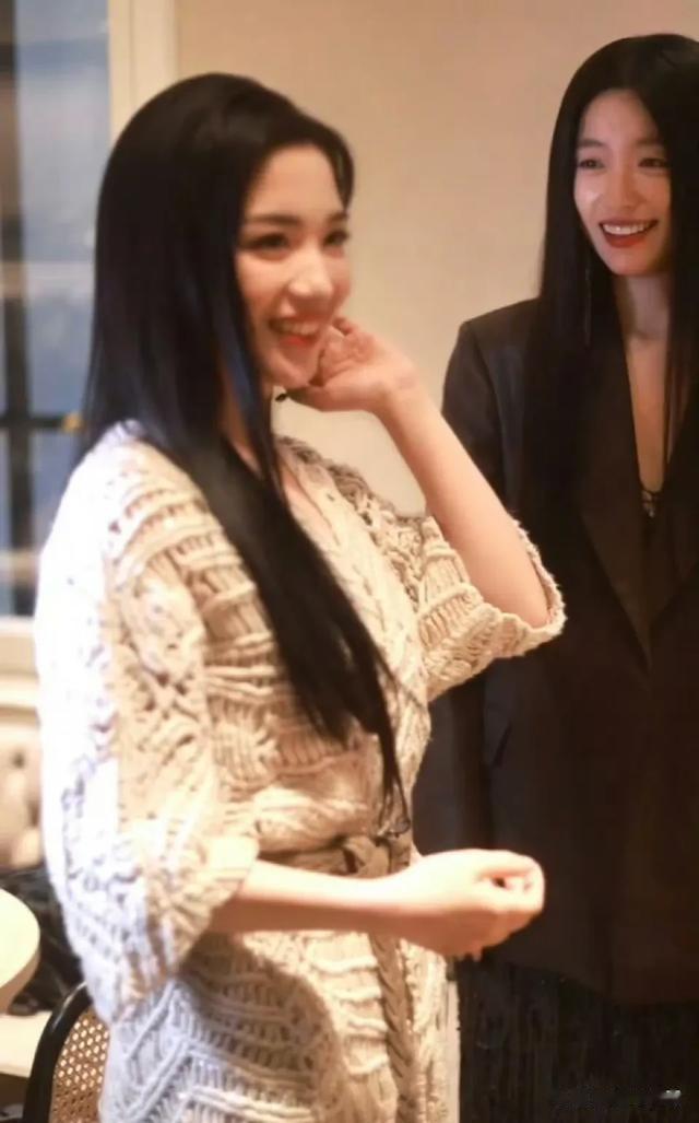 代露娃时装周与韩女星韩孝周同框被秒成渣,网友:不红是有原因的