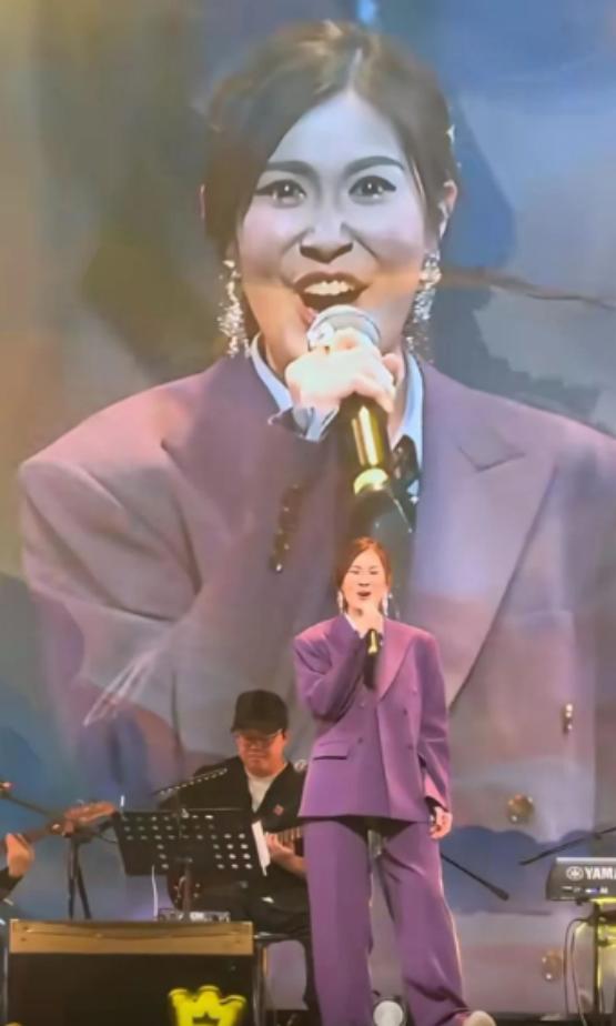 TVB上位花旦内地开音乐会，被批面目狰狞吓坏网民，无表情管理