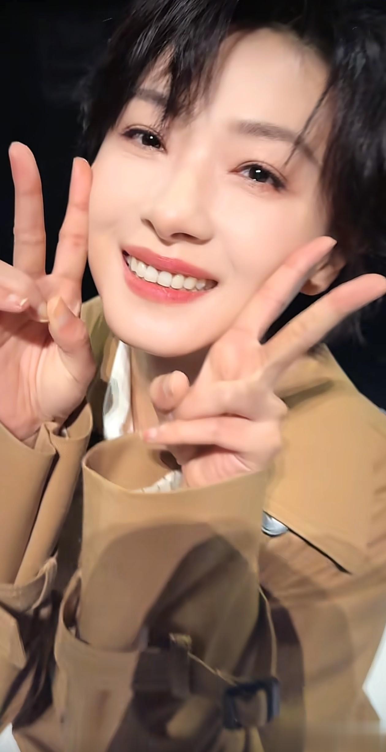 43岁万茜最新穿搭：白衬衫+大衣+阔腿裤，高级又洋气，美出新高度