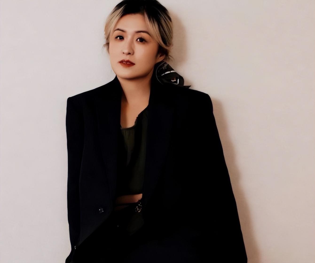 事情闹大了！秦雯“袭警捞人”事件遭官媒喊话，吐槽倪妮被硬刚