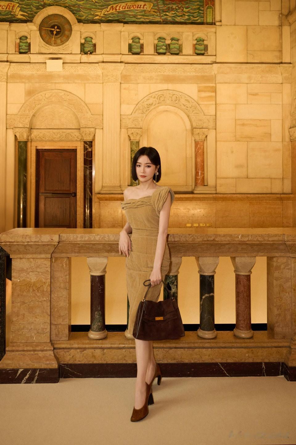 秦岚真的太美了，这身材哪里像四十岁的女人呀？