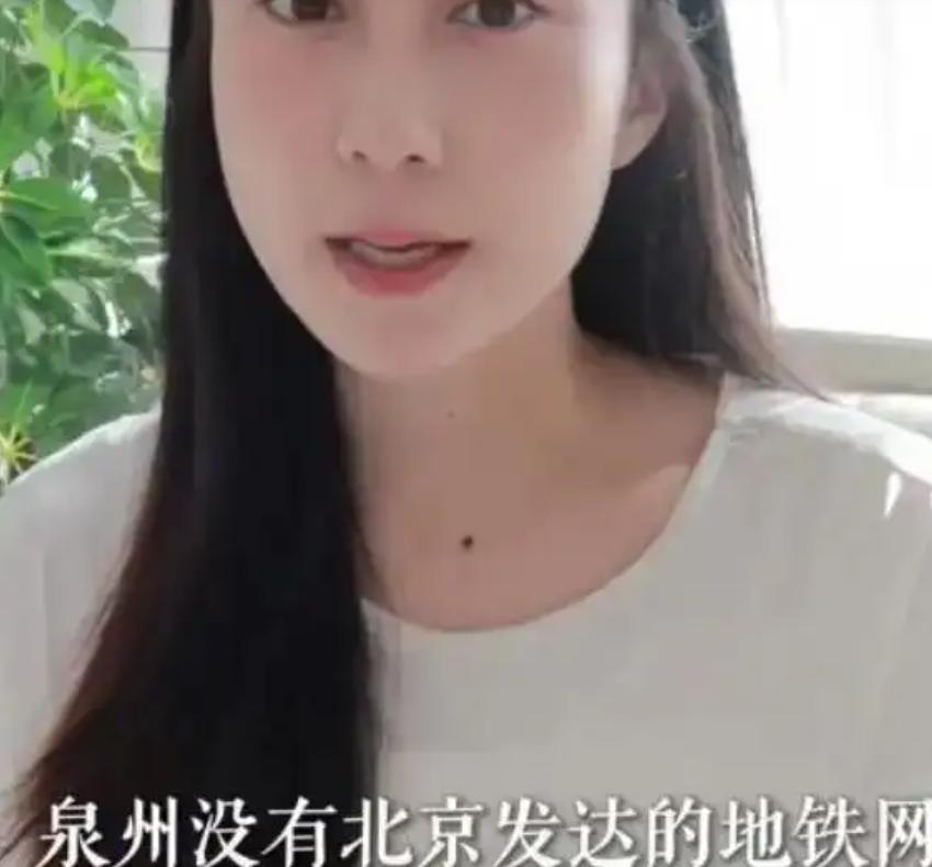 水亦诗首次晒出妈妈的正脸照，母女脸型一模一样，抱着外孙女出镜