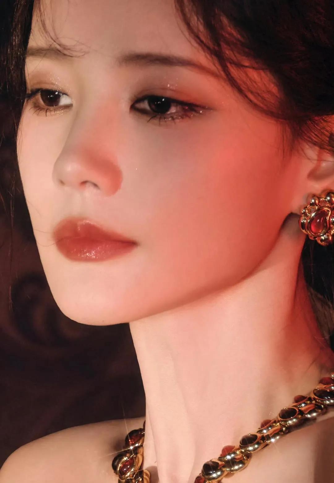 李一桐：飞机上脱鞋引热议，私下竟是这样真实可爱的女神