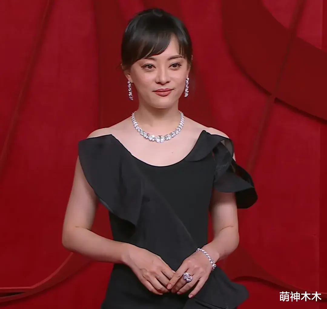 魔鬼镜头又来了!芭莎盛典怼脸拍太真实,杨幂干脆躲开不让拍正脸