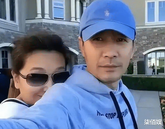 江珊田小洁还有女儿现身机场，走的稀稀拉拉生怕别人发现，太低调