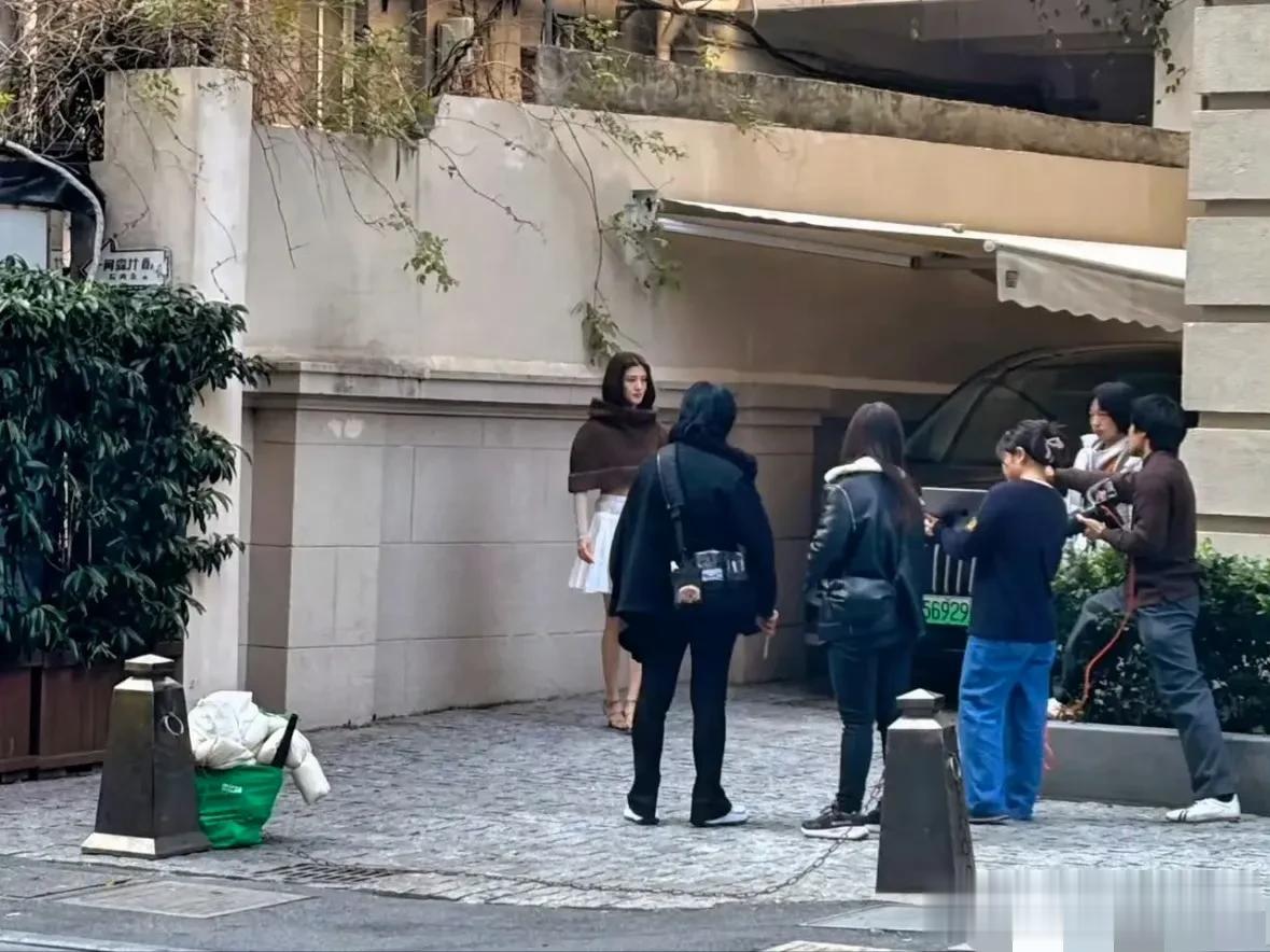 上海偶遇吴千语拍摄，她身材真的很好，每次看到她就想到林峰！ ???