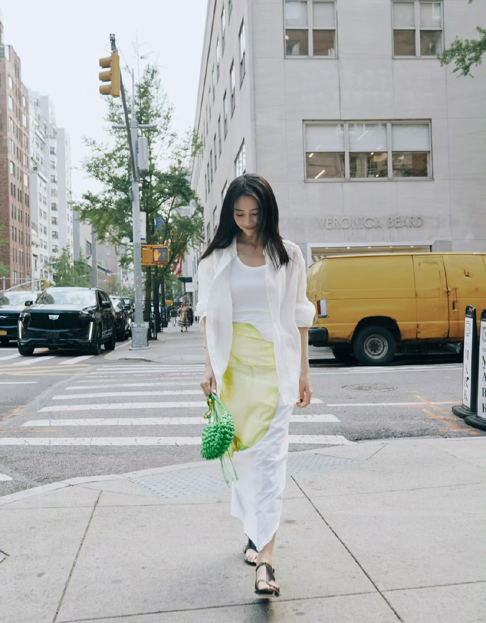 高圆圆又穿小礼服，“蜜蜂臀”让人移不开目光，一般人没这好身材