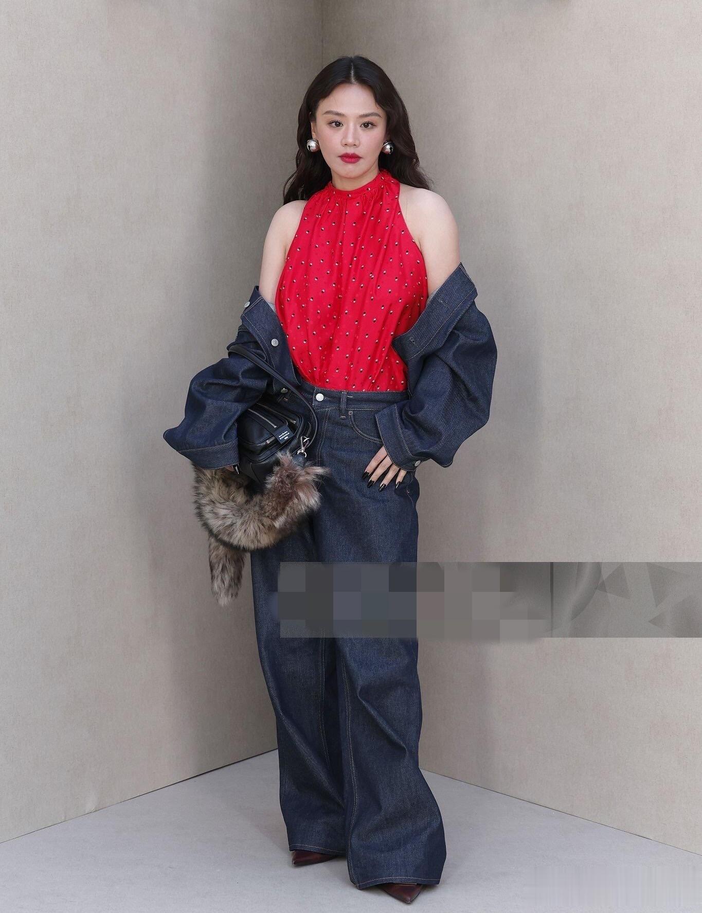 马思纯亮相巴黎看秀，穿牛仔外套配红衣，姐最近状态简直好到爆