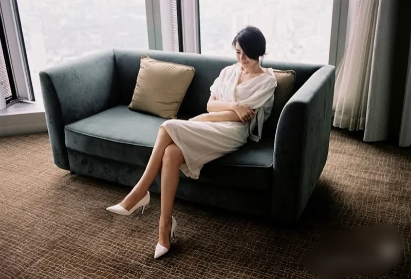 高圆圆：也拍浴缸照，还换了三种颜色的高跟鞋，却有不一样的感觉