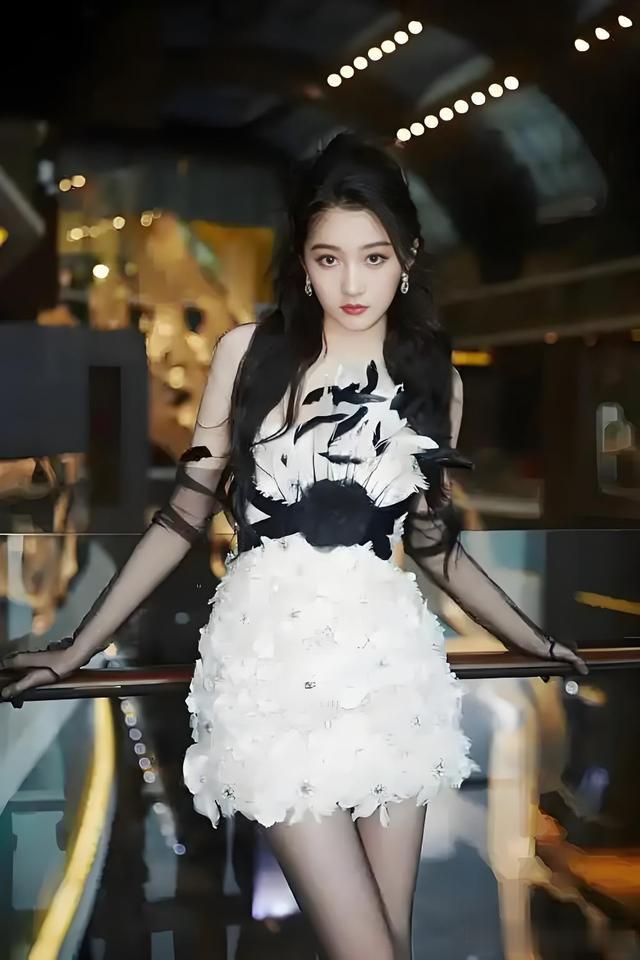 关晓彤的「白月光回归」,藏着最戳人的真实感