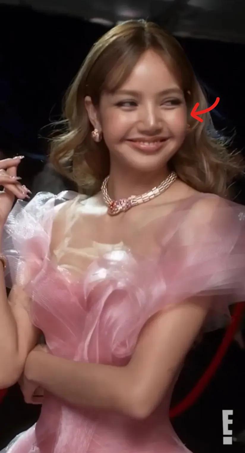 Lisa穿粉色纱裙走艾美奖红毯，全场宠她，气质没有给她提裙的人好