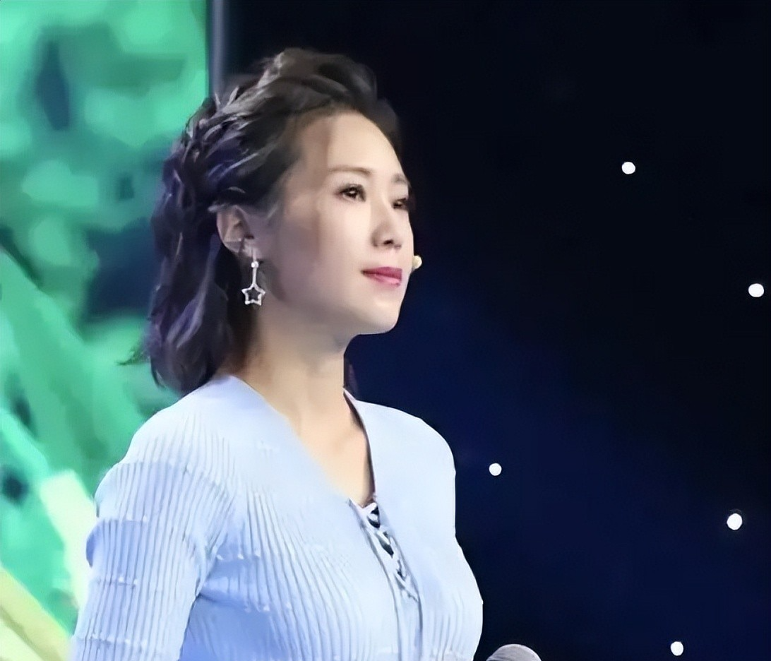 澄清关系7个月后再曝近况的云朵,终于摆脱了刀郎的影子