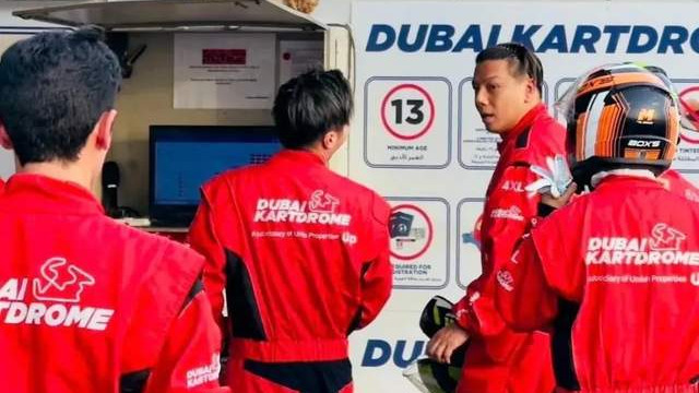 谢霆锋带大儿子玩卡丁车，父子俩背影如复制粘贴，有共同的爱好