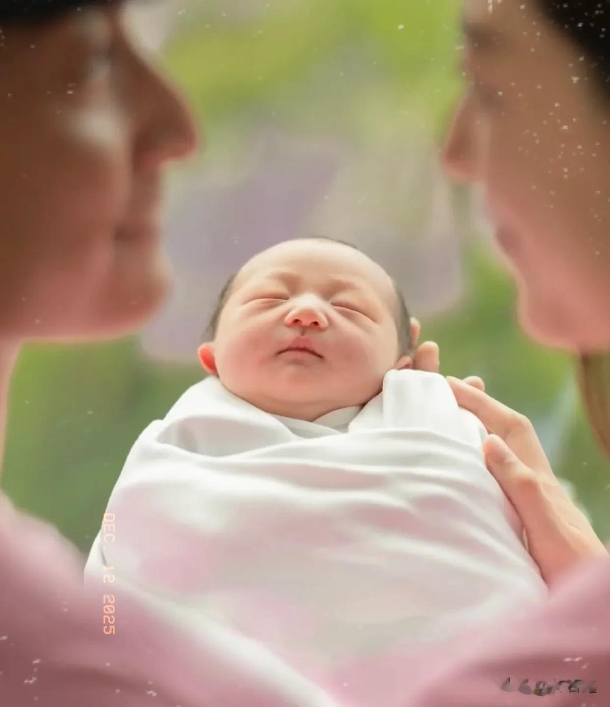 45岁方力晒老婆生产Vlog，官宣得女，一家三口合影，画面温馨！