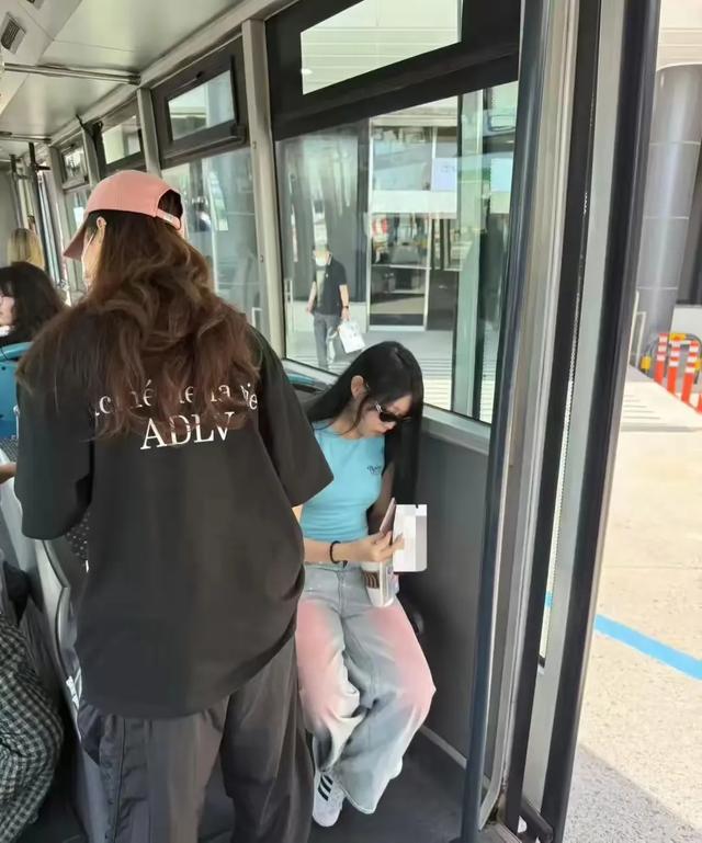 网友机场偶遇小沈阳女儿,她戴墨镜端咖啡坐着候机,真人很有气质