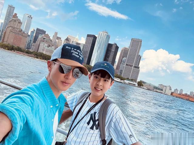 吴尊一家四口游玩纽约 个个颜值爆表大长腿太吸睛 两个孩子眉眼神似