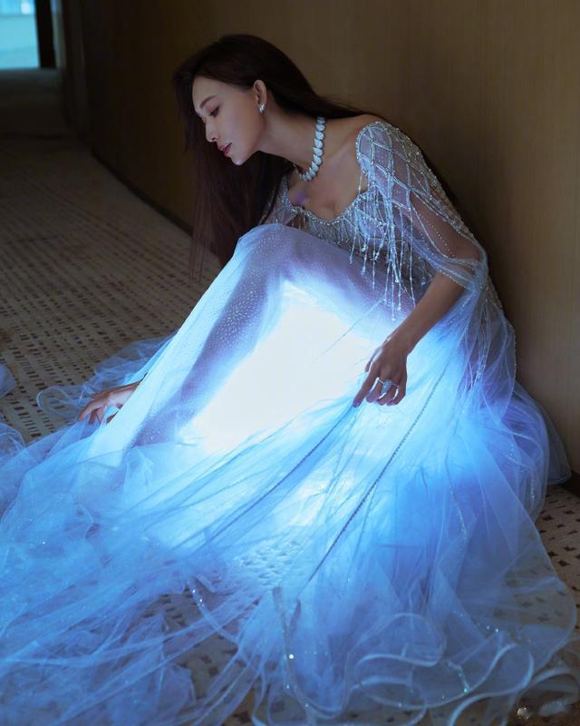 50岁林志玲晒近照，穿薄纱裙明艳动人，颜值身材逆生长好绝美