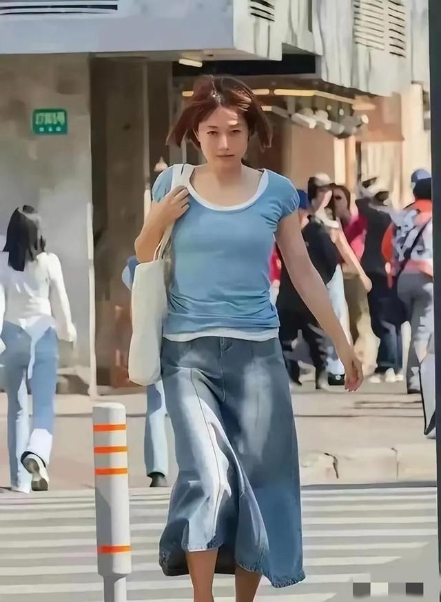 马伊琍现身上海街头,快50岁乍看像老大妈,网友:细看气质还在。