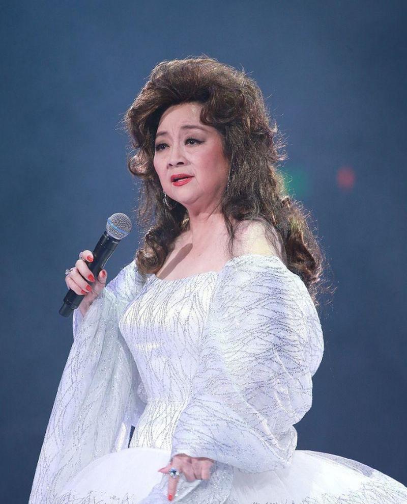 刘德华当众给她下跪，春晚为她让步，央视都宠的她晚年被骂上热搜