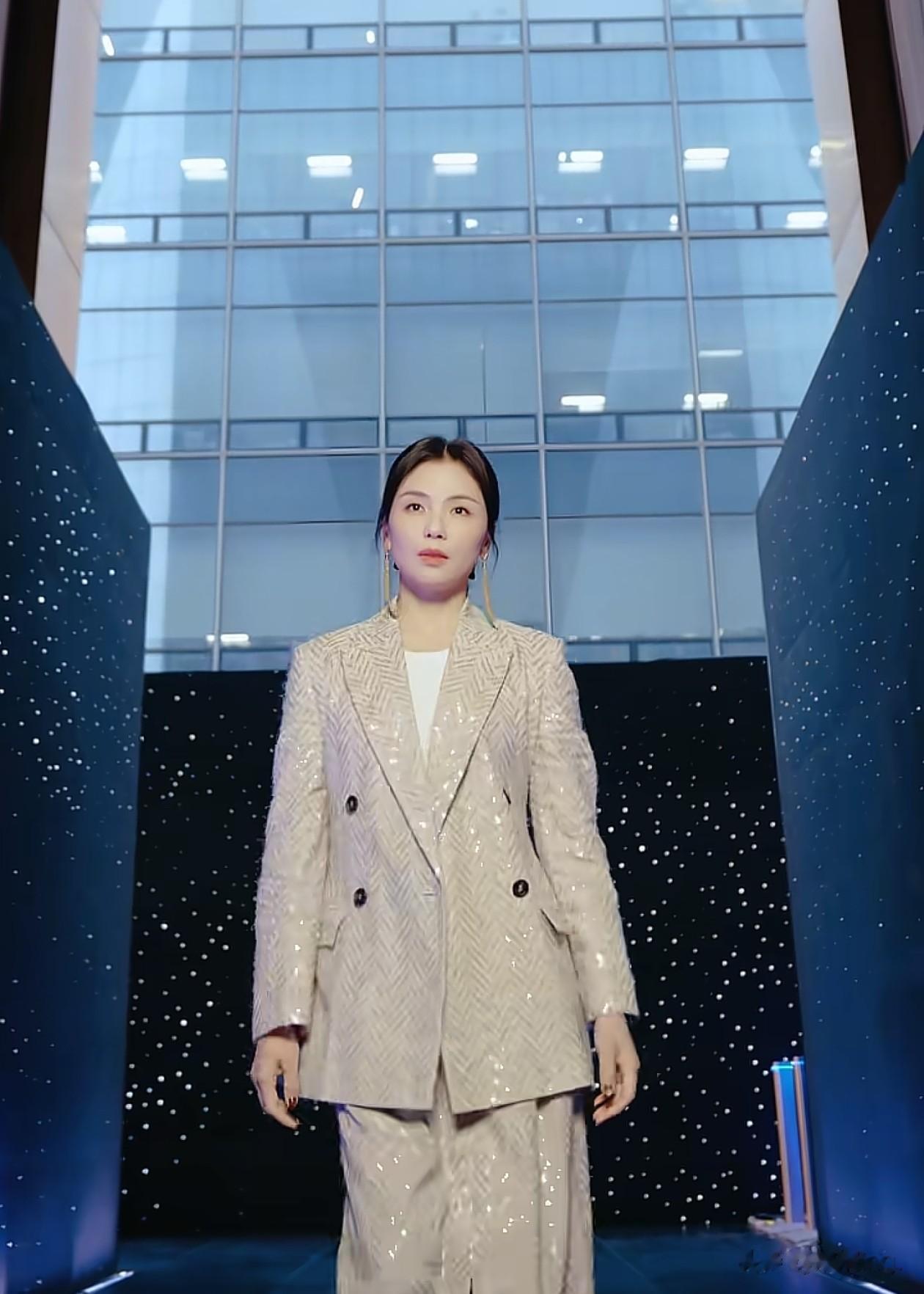 47岁刘涛最新穿搭:亮片西装外套+开叉裙,优雅干练,美得像27岁