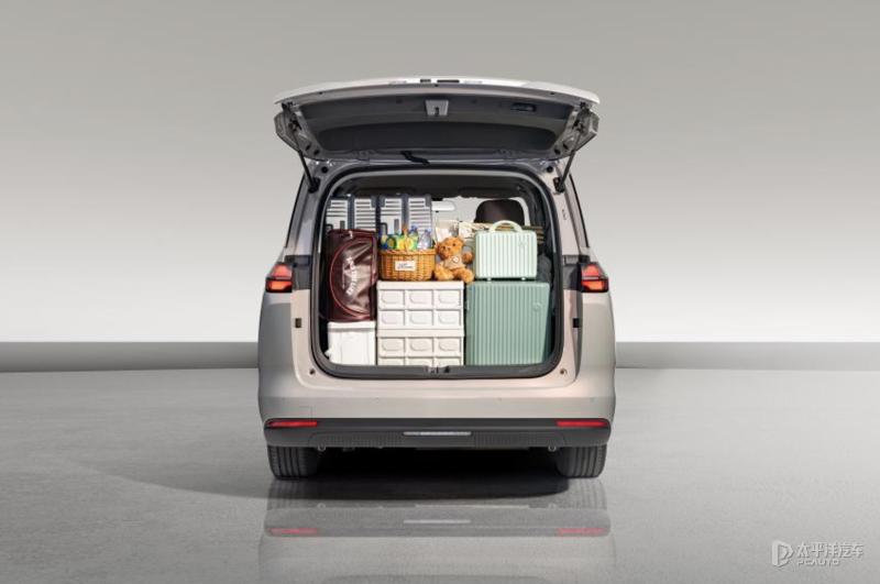 五菱星光730开启预订 二排独立座椅/侧滑门设计