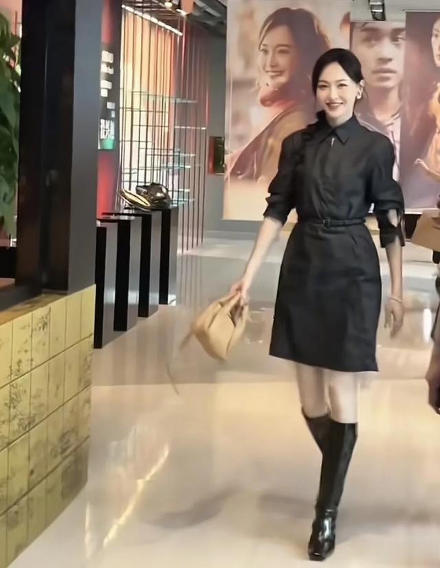41岁唐嫣最新穿搭:连衣裙+长筒靴,混季风高级时尚,美得像25岁