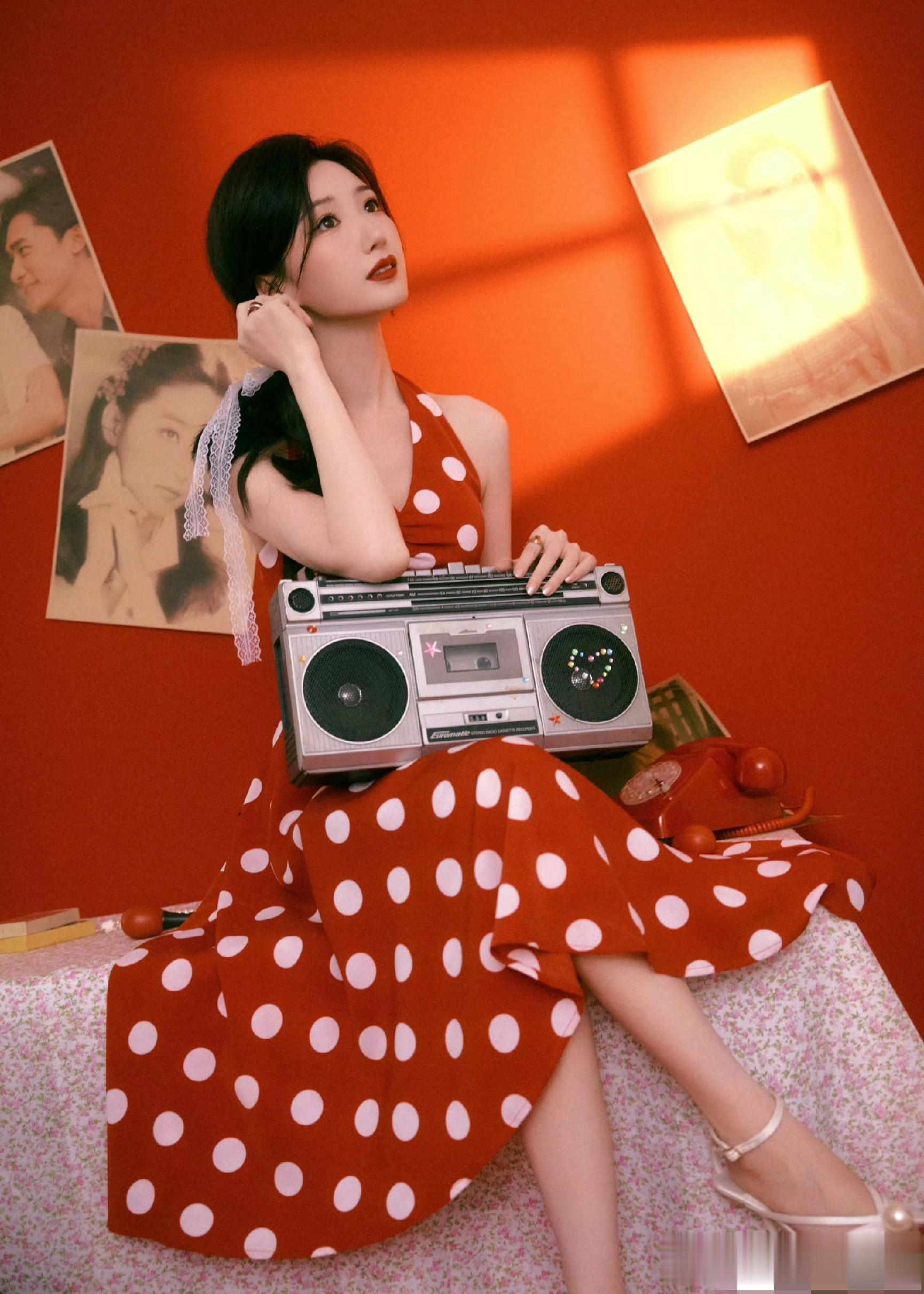 毛晓彤复古风大片释出，波点裙配美足超惊艳