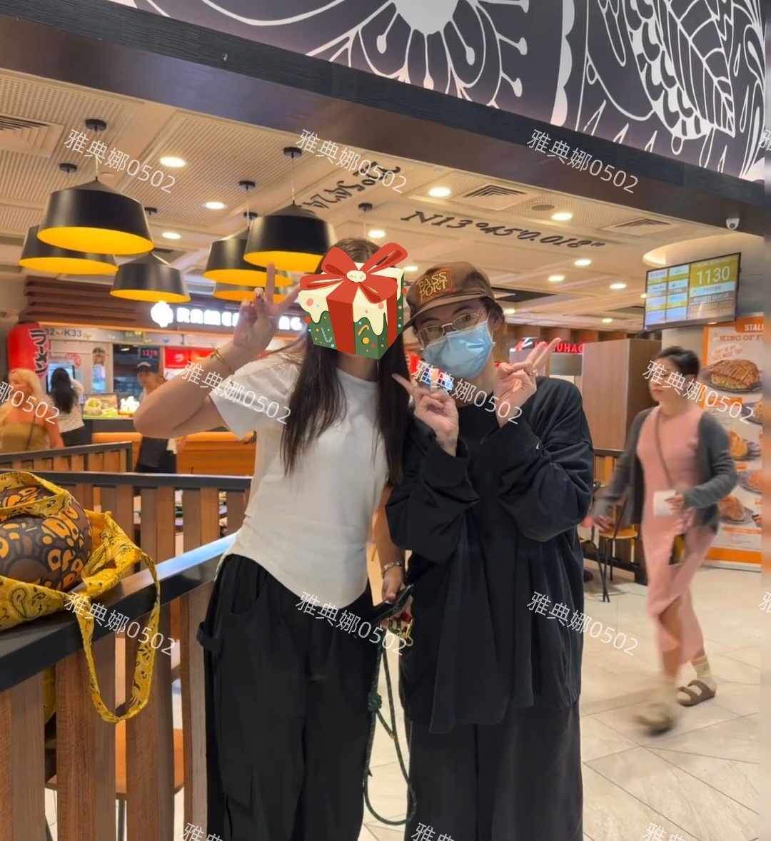 樟宜机场偶遇张柏芝独自一人吃咖喱饭，素颜也答应粉丝合影没架子