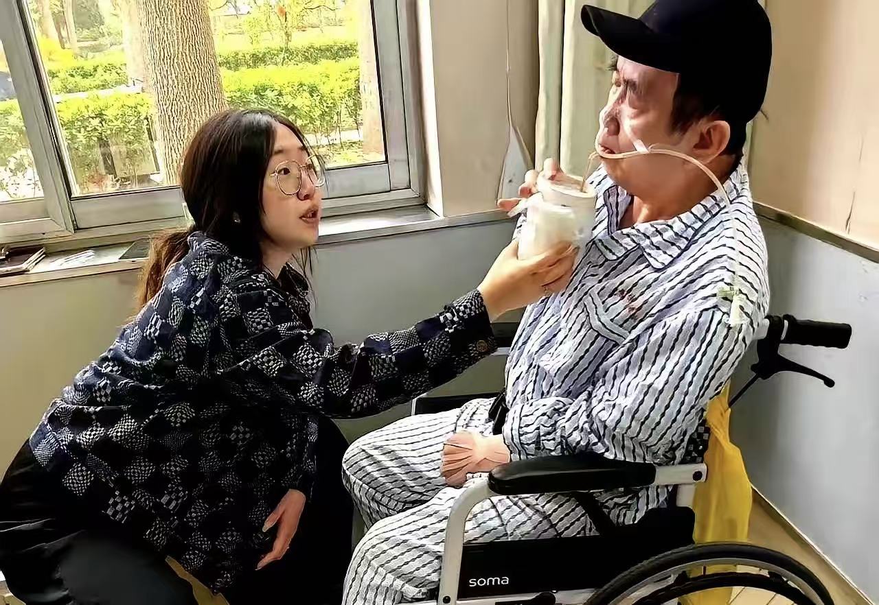 兰莉娅现身聂卫平追悼会！姐夫率女婿送花圈，女儿鞠躬致谢所有人