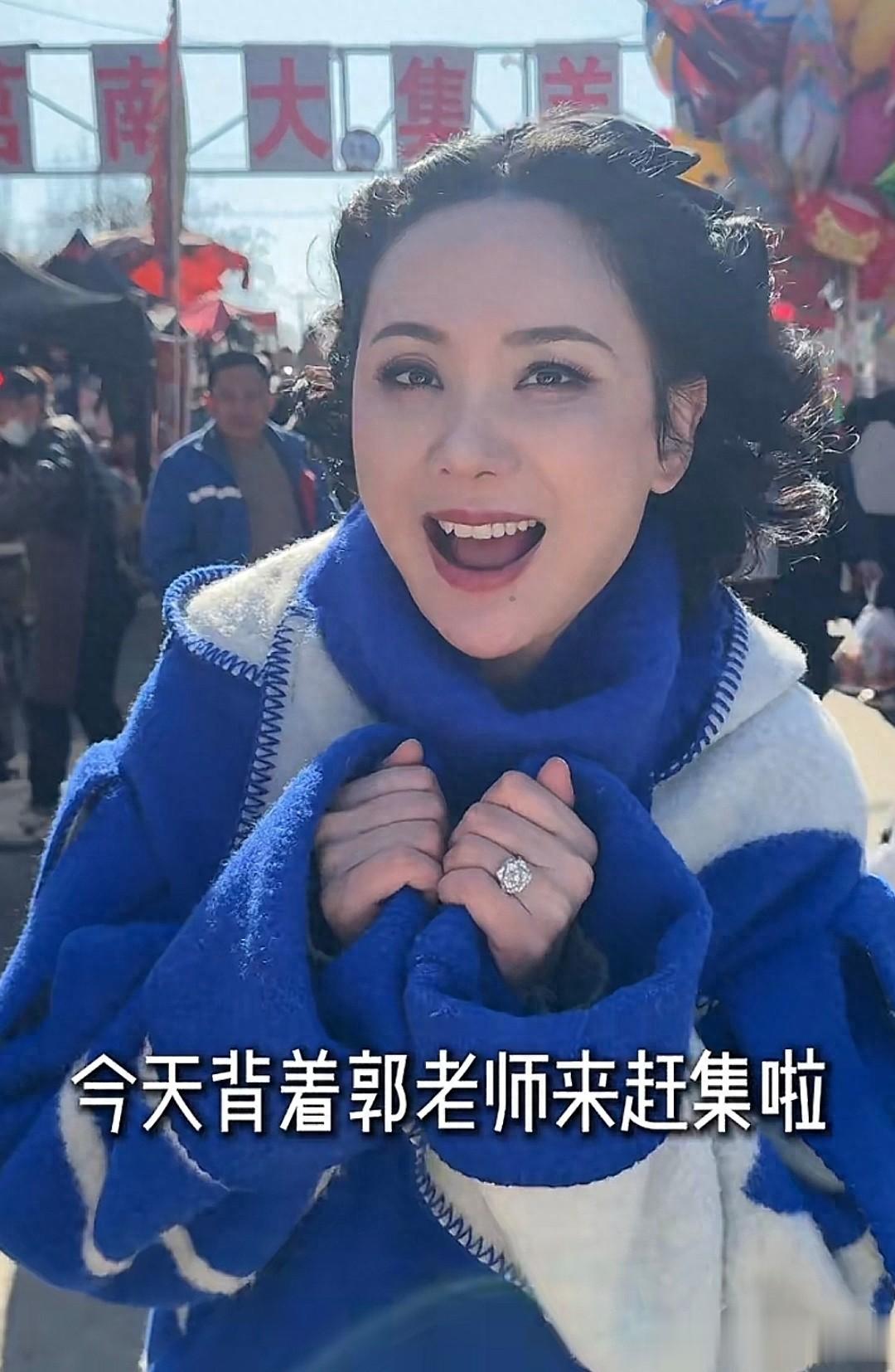 郭晓冬老婆赶山东大集，买3元焦米棍当零食，47岁第一次吃烤鸡腿